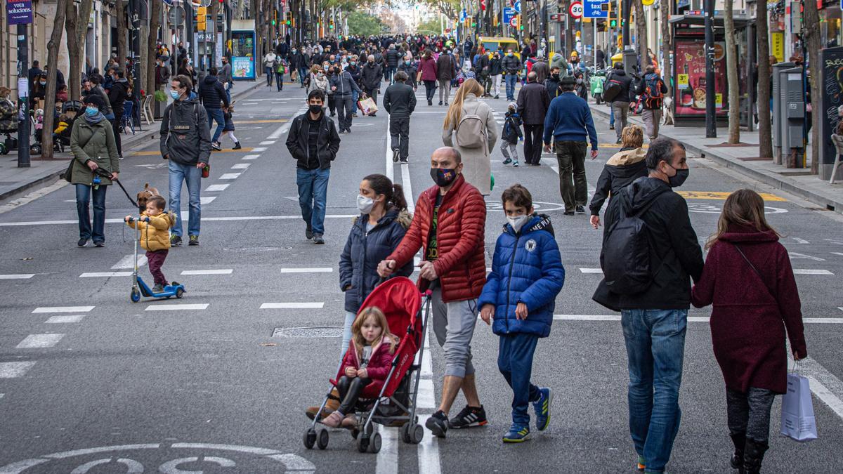 Barcelona 05/12/2020 SOCIEDAD. La peatonalización de Gran de Gràcia y Creu Coberta, que lo peta.PEATONALIZACIÓN DE LA CALLE CR