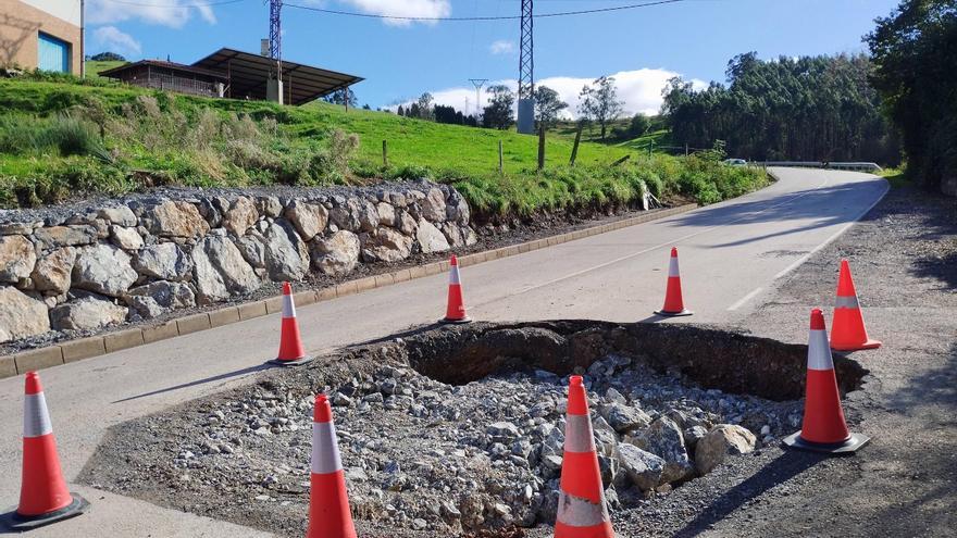 La consejería de Fomento instalará una losa para reparar el socavón de la carretera de Villabona