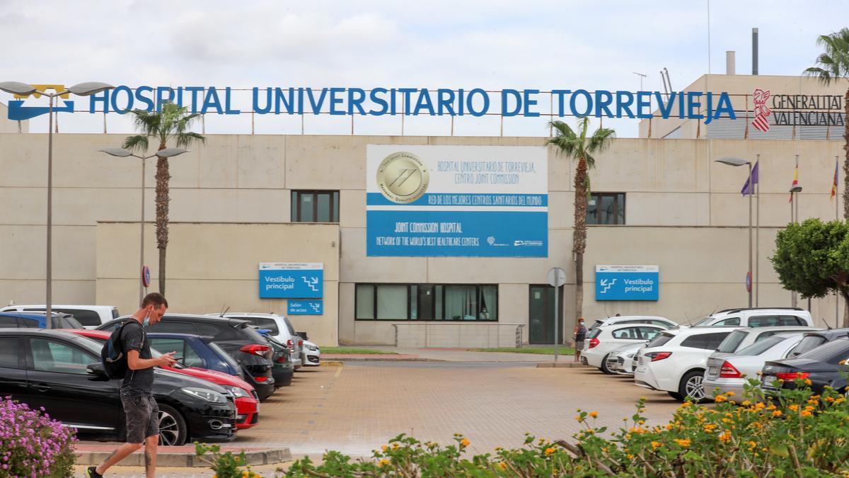 Fachada del hospital de Torrevieja, revertido a manos públicas en 2021.