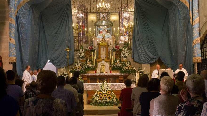 Devotos y sacerdotes, ayer en la iglesia del convento del Corpus Christi.