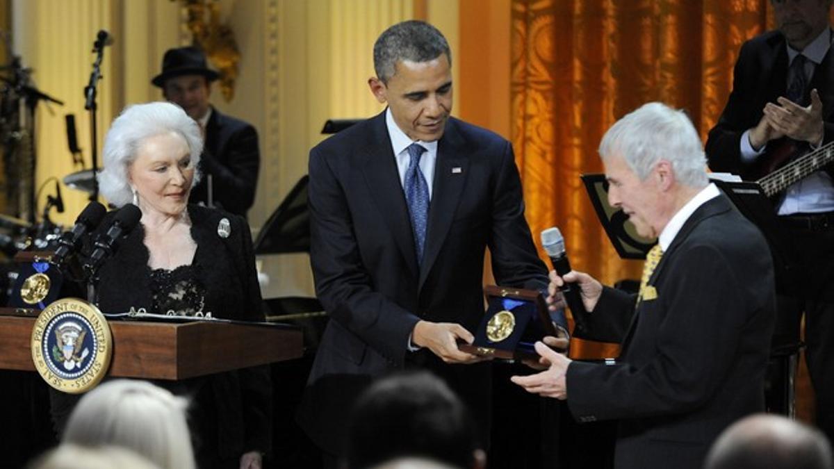 Burt Bacharach, a la derecha, recibe el galardón de Obama, en la Casa Blanca.