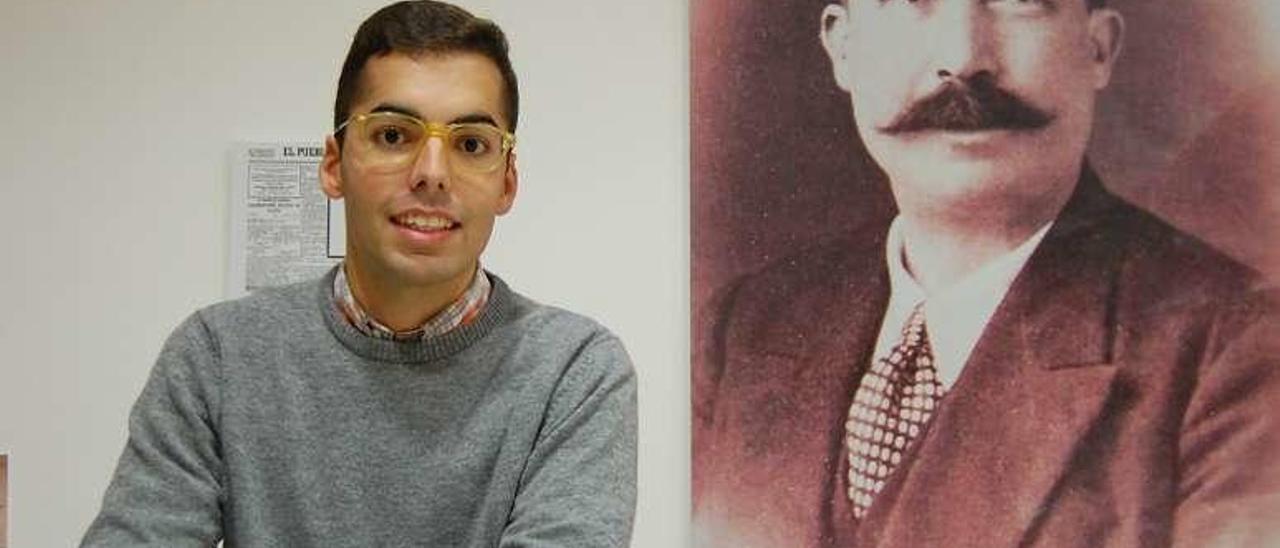 Isaac Araújo, junto a una foto de Telmo Bernárdez en la exposición. // FdV