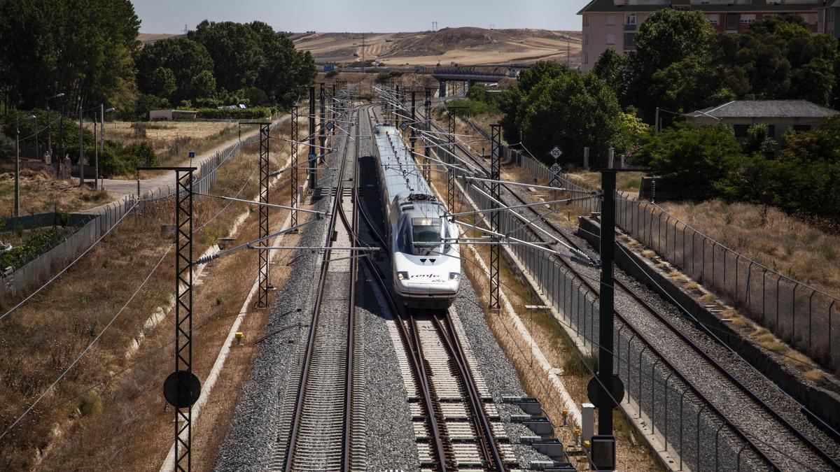 Un tren AVE en pruebas en la línea entre Zamora y Galicia