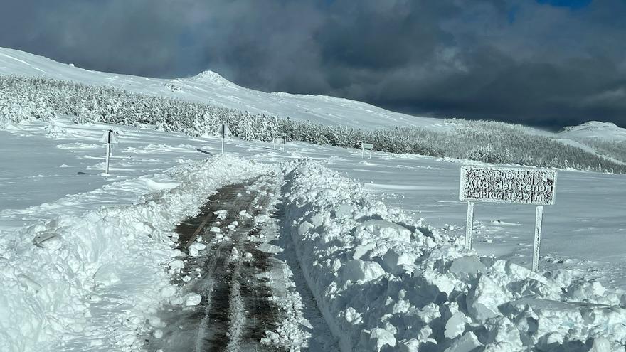 GALERÍA | Cortan la carretera hasta Vizcodillo debido a la nieve acumulada en la calzada