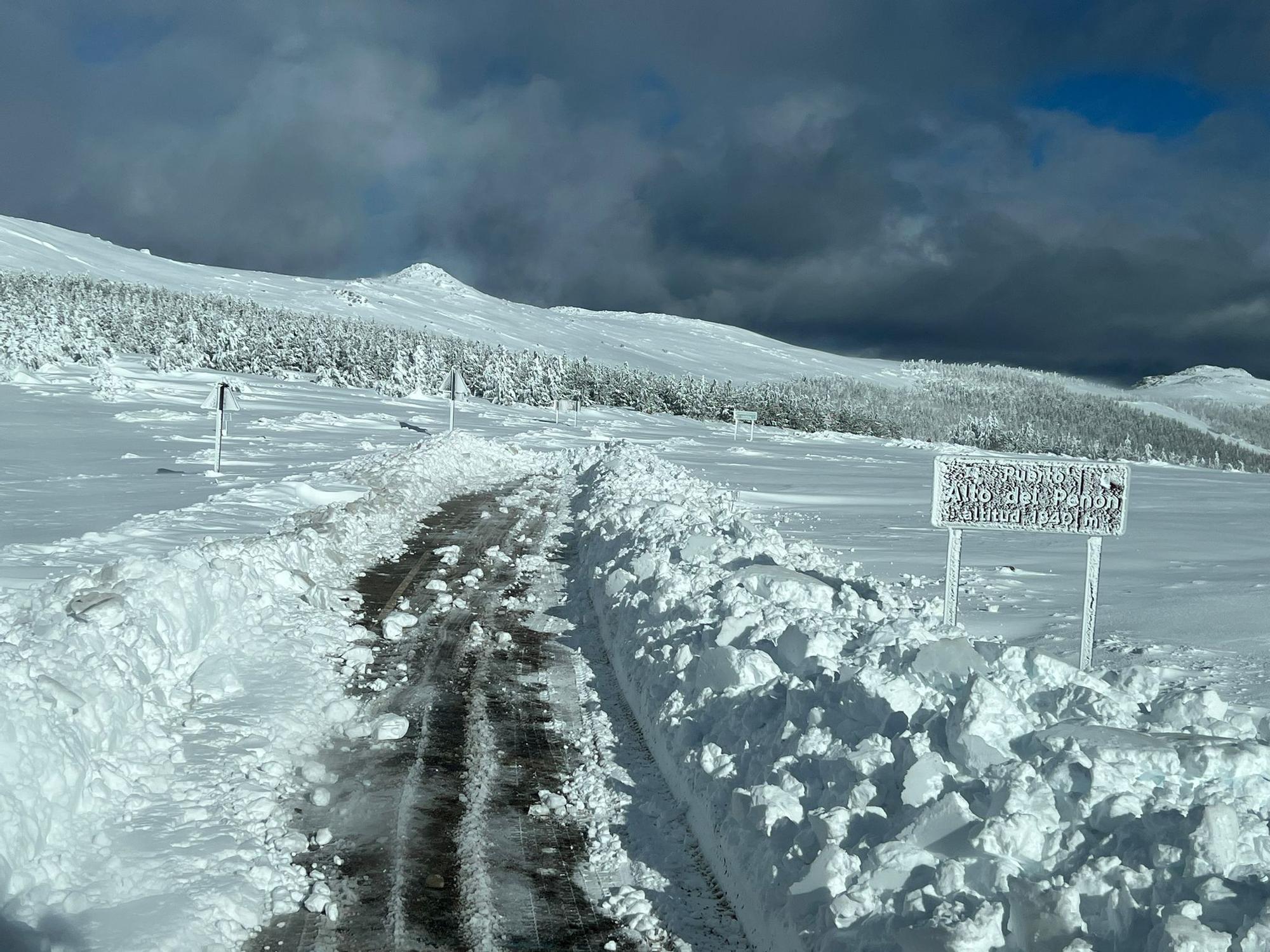 GALERÍA | Cortan la carretera hasta Vizcodillo debido a la nieve acumulada en la calzada