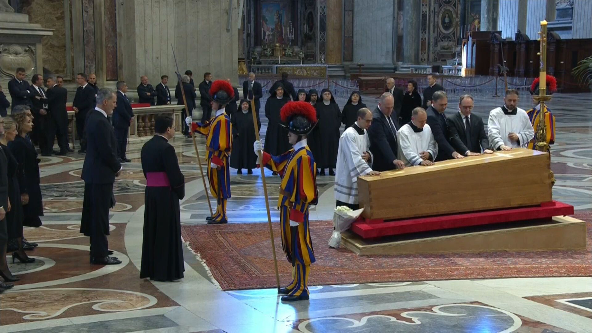 CIUDAD DEL VATICANO, 26/04/2025.- Captura de video de la señal Vatican Media, del momento en que los Reyes de España, Felipe y Letizia, rinden tributo al papa Francisco ante su féretro, minutos antes de ocupar sus lugares en la plaza para asistir al funeral por el pontífice en la Basílica de San Pedro. EFE/Vatican Media -SOLO USO EDITORIAL/SOLO DISPONIBLE PARA ILUSTRAR LA NOTICIA QUE ACOMPAÑA (CRÉDITO OBLIGATORIO)-. -SOLO USO EDITORIAL/SOLO DISPONIBLE PARA ILUSTRAR LA NOTICIA QUE ACOMPAÑA (CRÉDITO OBLIGATORIO)-