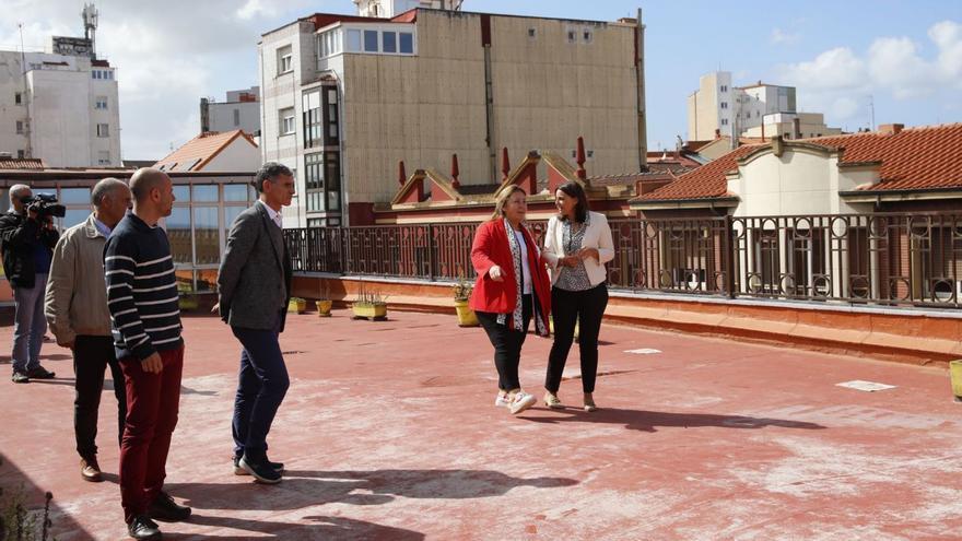 Lydia Espina, de rojo, junto a Julia Roces y representantes del colegio y de la Fundación Educere, ayer, durante su visita a la parte afectada por el desplome en el colegio San Vicente de Paúl. | Marcos León