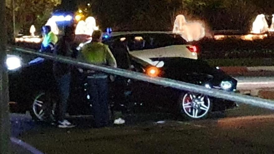 El conductor de un Mustang choca contra una farola en Cáceres