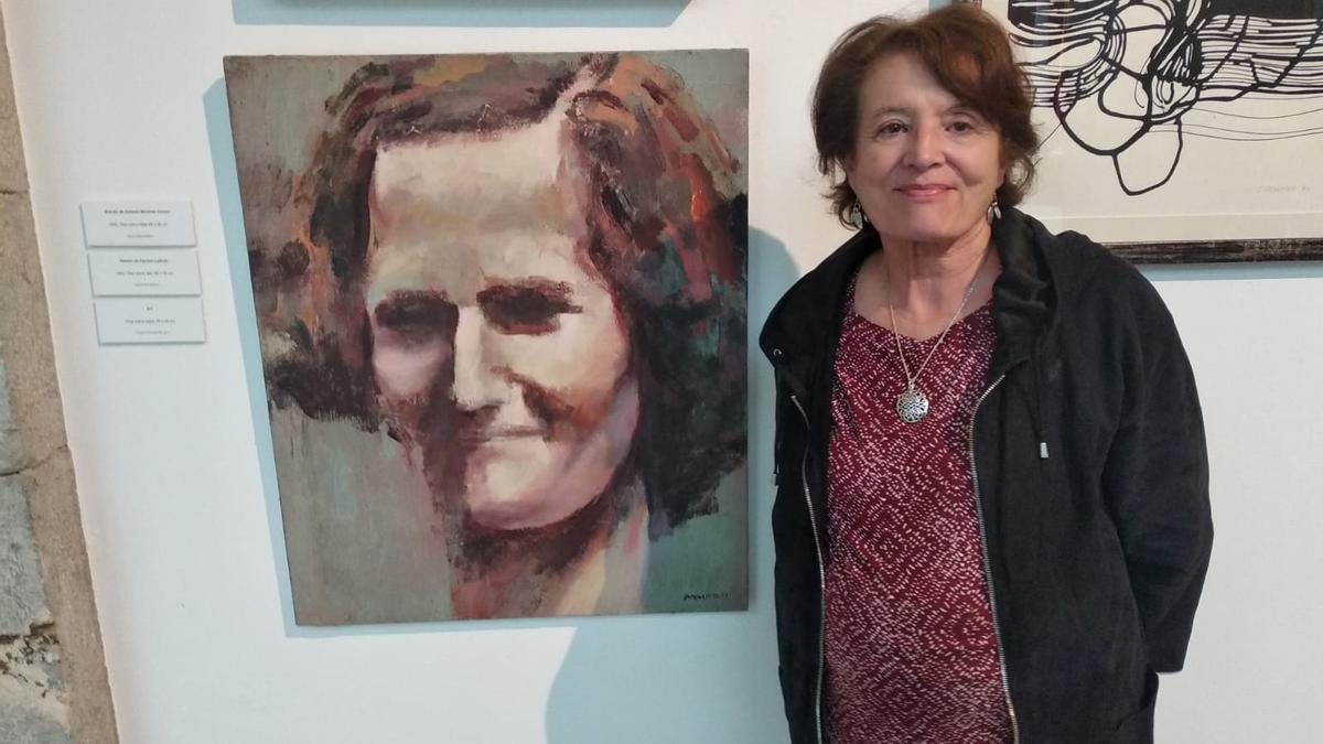 La traductora de la obra, Marta Cerezales, junto a un retrato de su madre, la escritora Carmen Laforet.