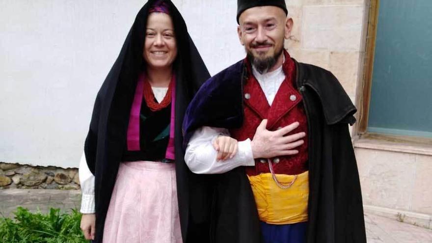 Estefanía Díaz y Antonio Bedia, vestidos de asturianos.