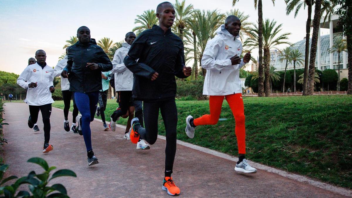 Atletas del NN Running Team entrenando en València este sábado