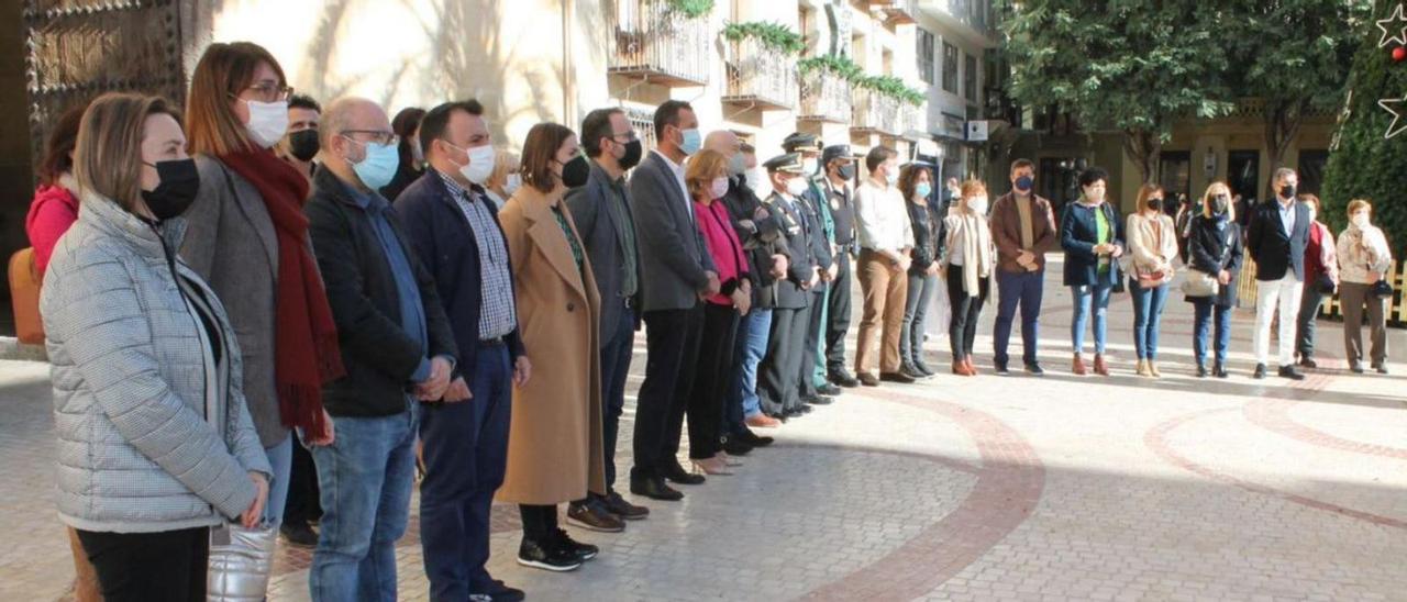 Minutos de silencio ayer en los ayuntamientos de Elche (arriba) y Alicante. | INFORMACIÓN