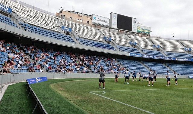 Entrenamiento del CD Tenerife a puerta abierta en el Heliodoro Rodríguez López