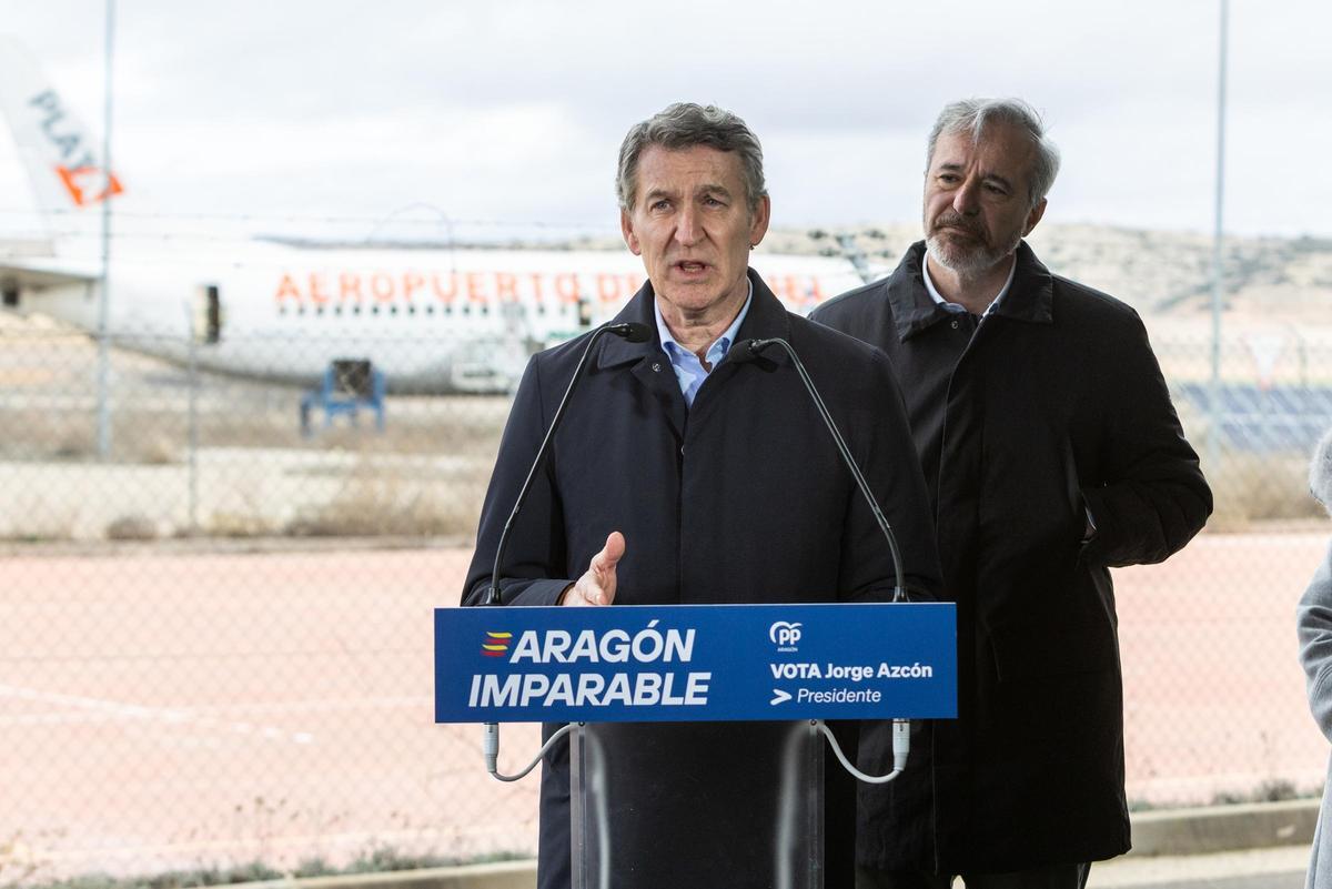 El presidente del Partido Popular, Alberto Núñez Feijóo (i), y el presidente de la Comunidad Autónoma y candidato a la reelección, Jorge Azcón (d), durante una rueda de prensa, en el Aeropuerto de Teruel.