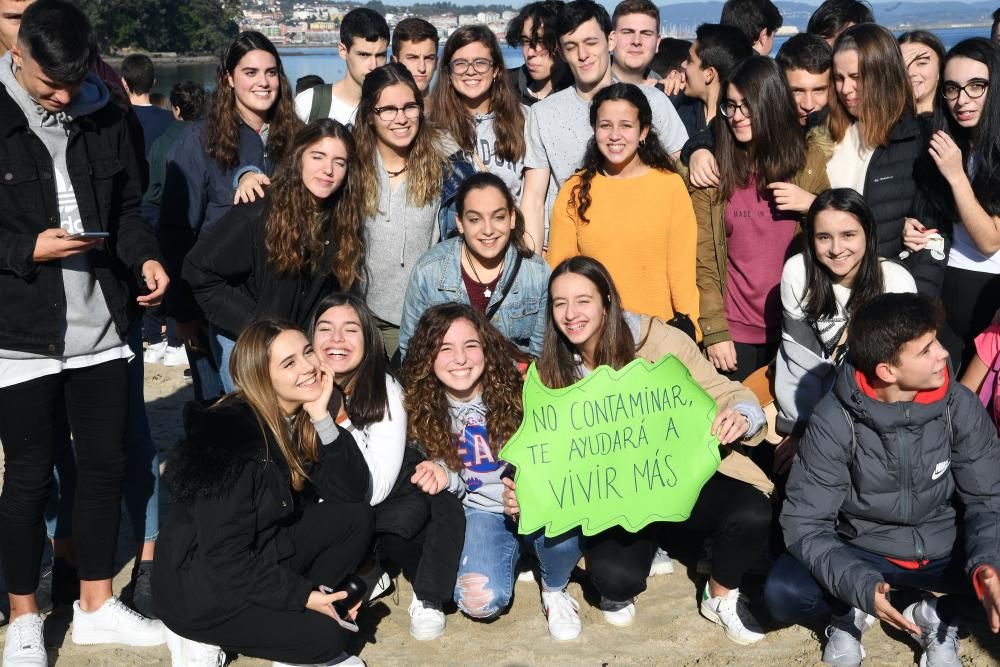 Más de 1.200 niños del Hogar de Santa Margarita recogen residuos en la playa de Gandarío para hacer esculturas.