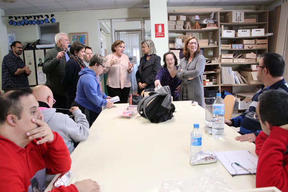 Elena Ferrando y Eva Sanchis visitan el centro ocupacional de Koynos