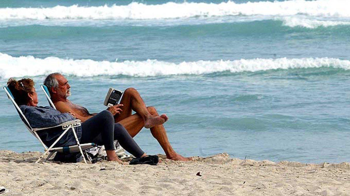 una-pareja-jubilados-playa-1487347049701 una-pareja-jubilados-playa-1487347049701