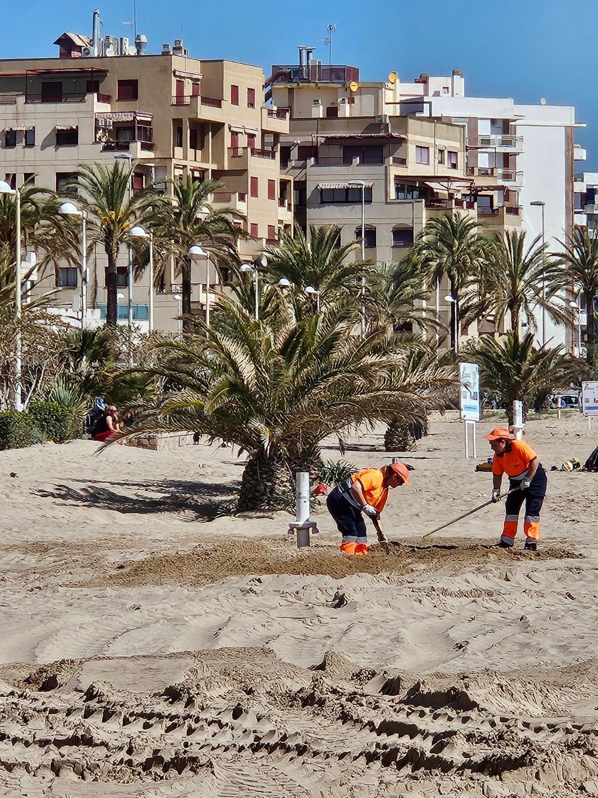 Personal de la SAG trabajando en el arenal