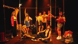Los ocho protagonistas de ’Antiòpera de les oblidades’, en el escenario. 