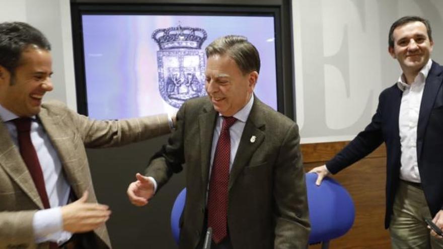 Nacho Cuesta y Canteli se saludan en presencia de Javier Cuesta, esta mañana, en la presentación del presupuesto.