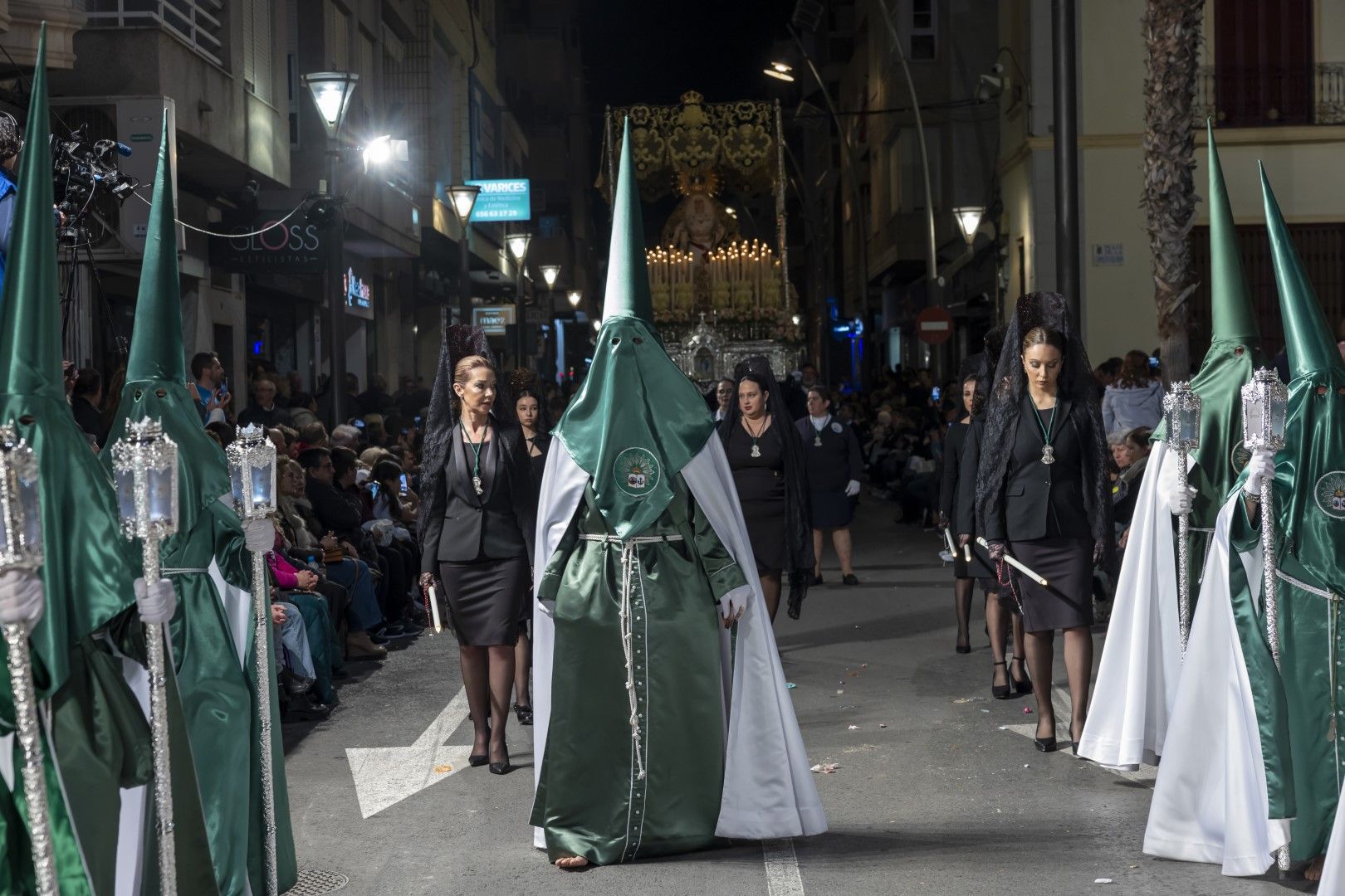 Las quince cofradías de la Semana Santa de Torrevieja recorrieron las calles en Viernes Santo