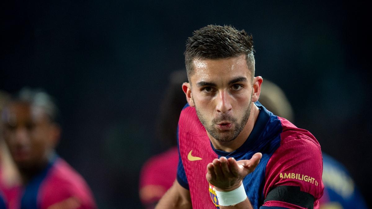 Ferran Torres besa mirando a la cámara festejando el 1-0 del Barça a Osasuna en Montjuïc.