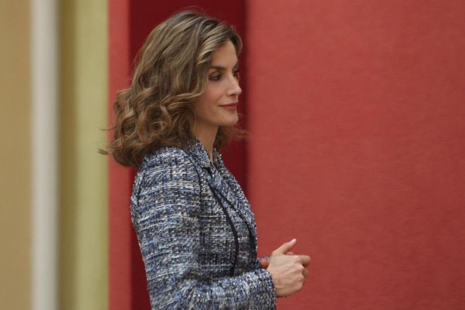 Letizia Ortiz a su llegada a El Pardo con chaqueta azul y vestido nude en una entrega de premios