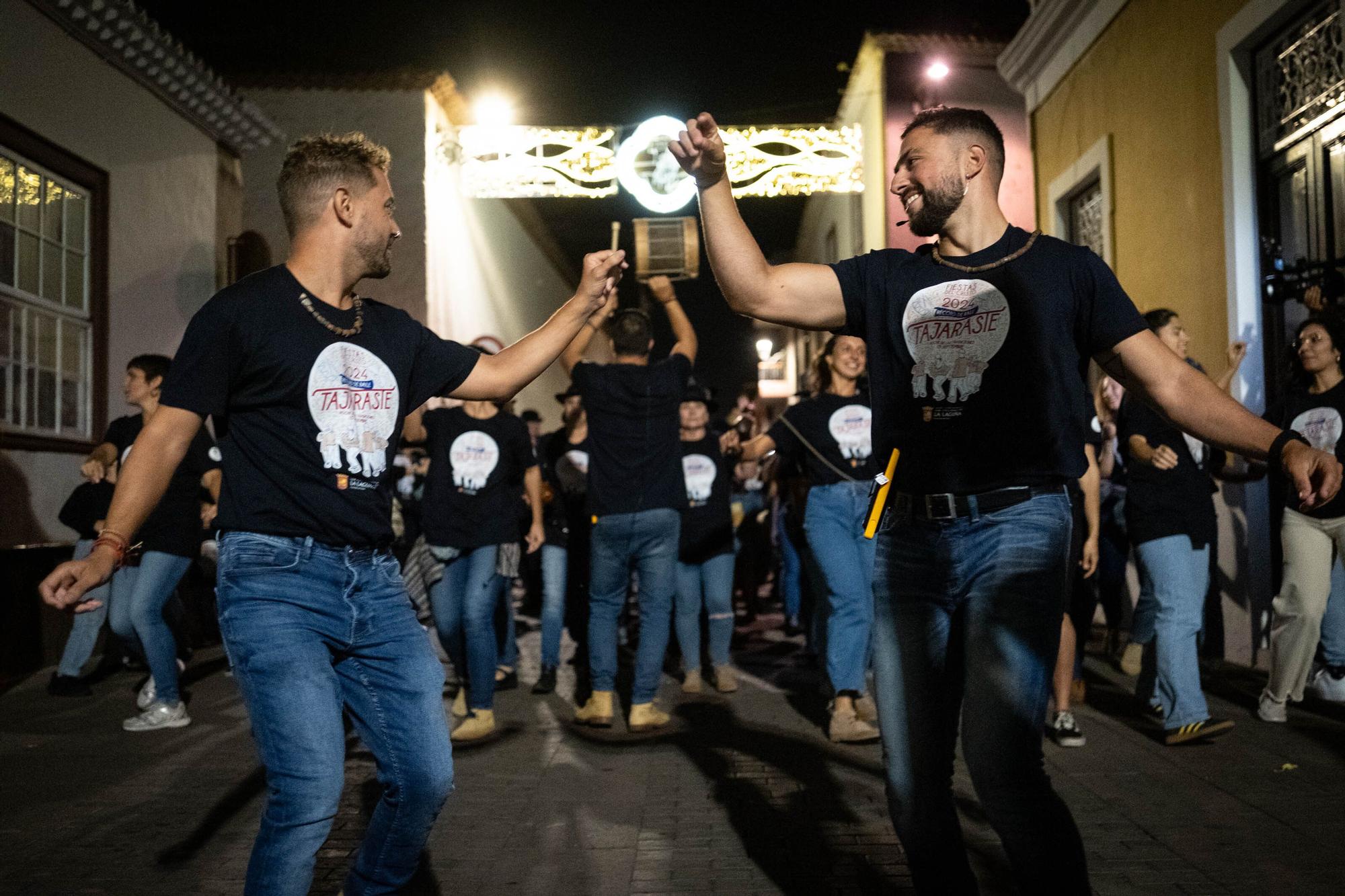 Más de 800 personas venidas de distintos puntos de Canarias, repartidas entre cerca de 600 personas dedicadas al baile y más de 200 al apartado musical, baten el récord Guinness de baile del Tajaraste.