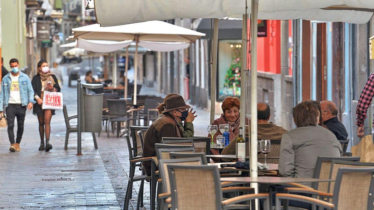 Grupos de personas en la calle Mayor de Triana de la capital grancanaria.