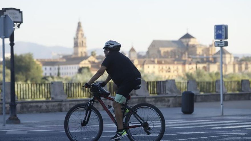 Un usuario circula con una bicicleta en la capital de Córdoba.