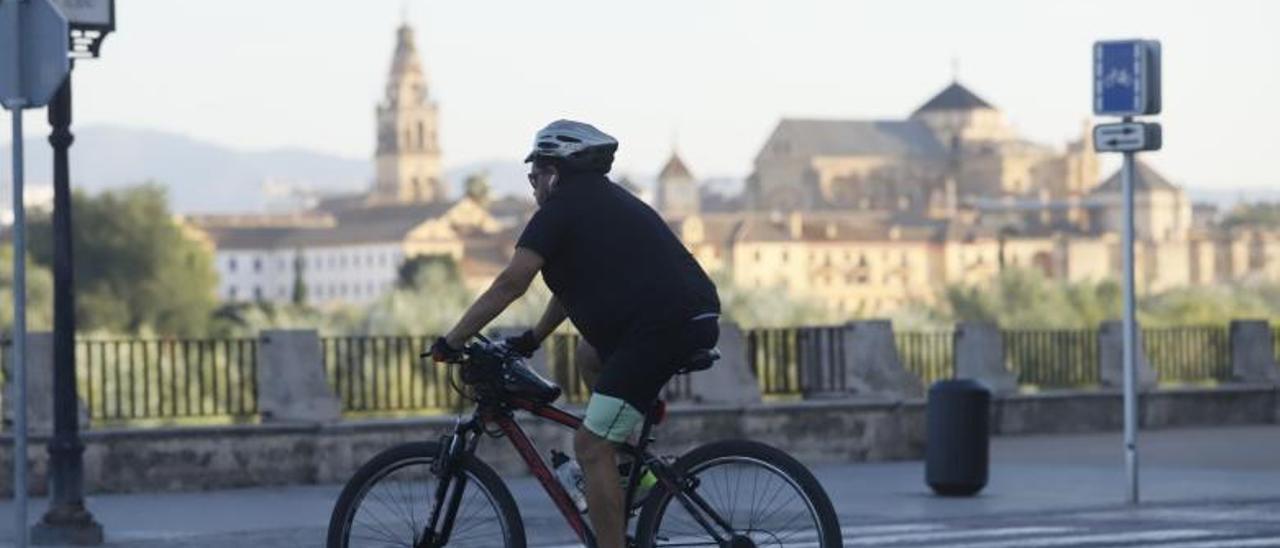 Un usuario circula con una bicicleta en la capital de Córdoba.