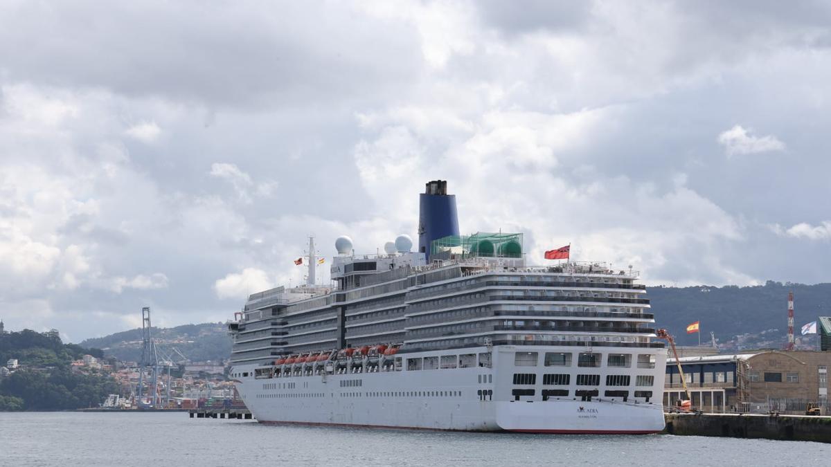 El crucero Arcadia, atracado en el muelle de Trasatlánticos.
