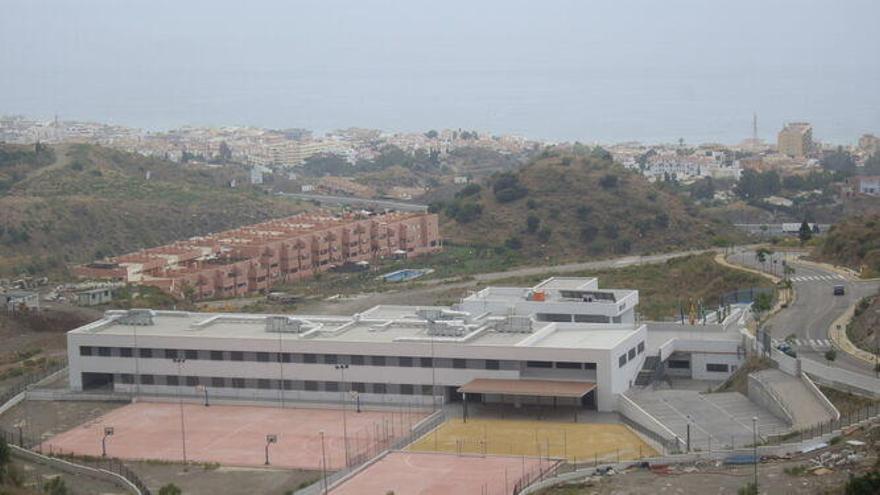 Colegio público María del Mar Romera junto al que se construirá el nuevo instituto en la Cala del Moral.
