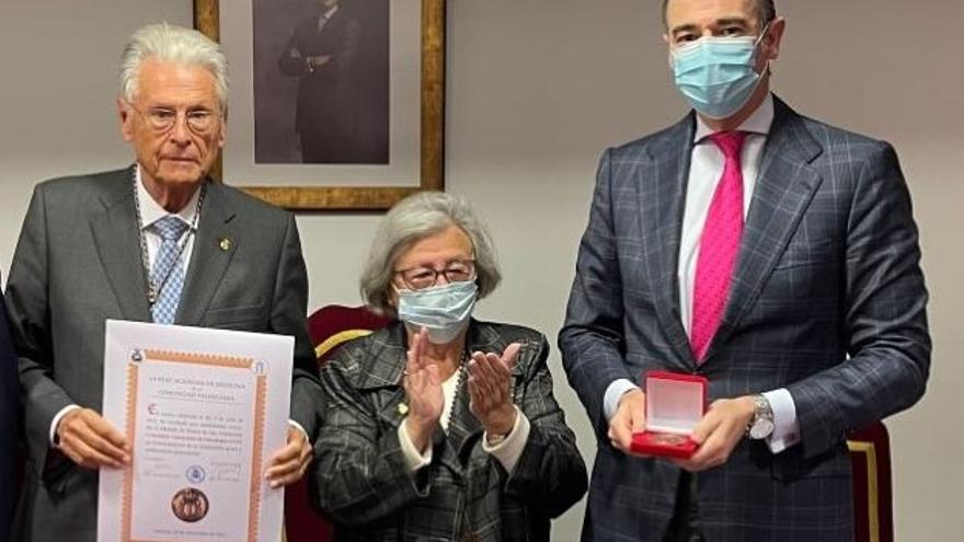 Antonio Llombart y Manuel Llombart recibieron el premio de manos de Carmen Leal.