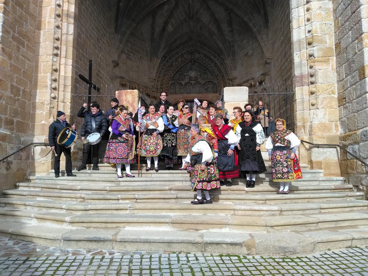 Las Águedas de La Hiniesta en las escaleras de la iglesia