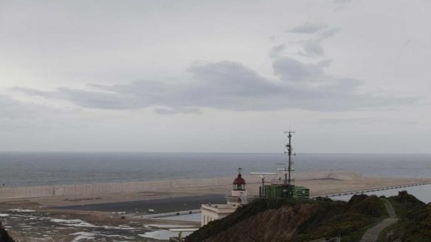 En segundo término, el nuevo muelle norte, con las 10 hectáreas asfaltadas para uso temporal por Alvargonzález.