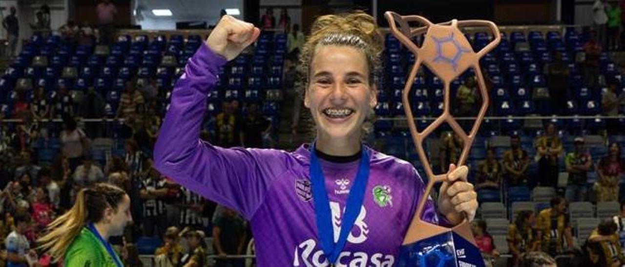 Ana Belén Palomino, con el título de campeona de la EHF European Cup.