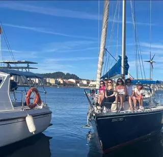 Casi una treintena de mujeres de Adicam reduce el estrés y la rutina del tratamiento del cáncer con salidas en barco de vela por la ría