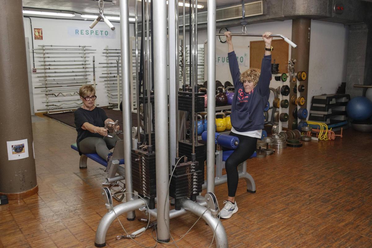 La fuerza en el "Oly" se gana con la edad, así es el plan deportivo para mayores del club sociodeportivo de Gijón (en imágenes)