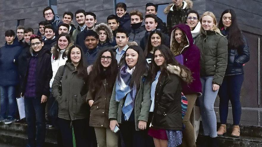 Alumnos de Filosofía del Centro de Educación Secundaria San Eutiquio-La Salle, a la puerta del Palacio de Justicia de Gijón.
