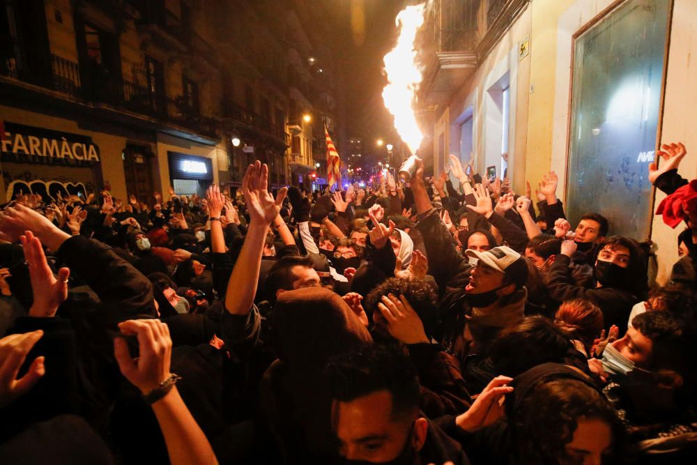 Disturbios y saqueos en las protestas por Pablo Hasél en Barcelona.