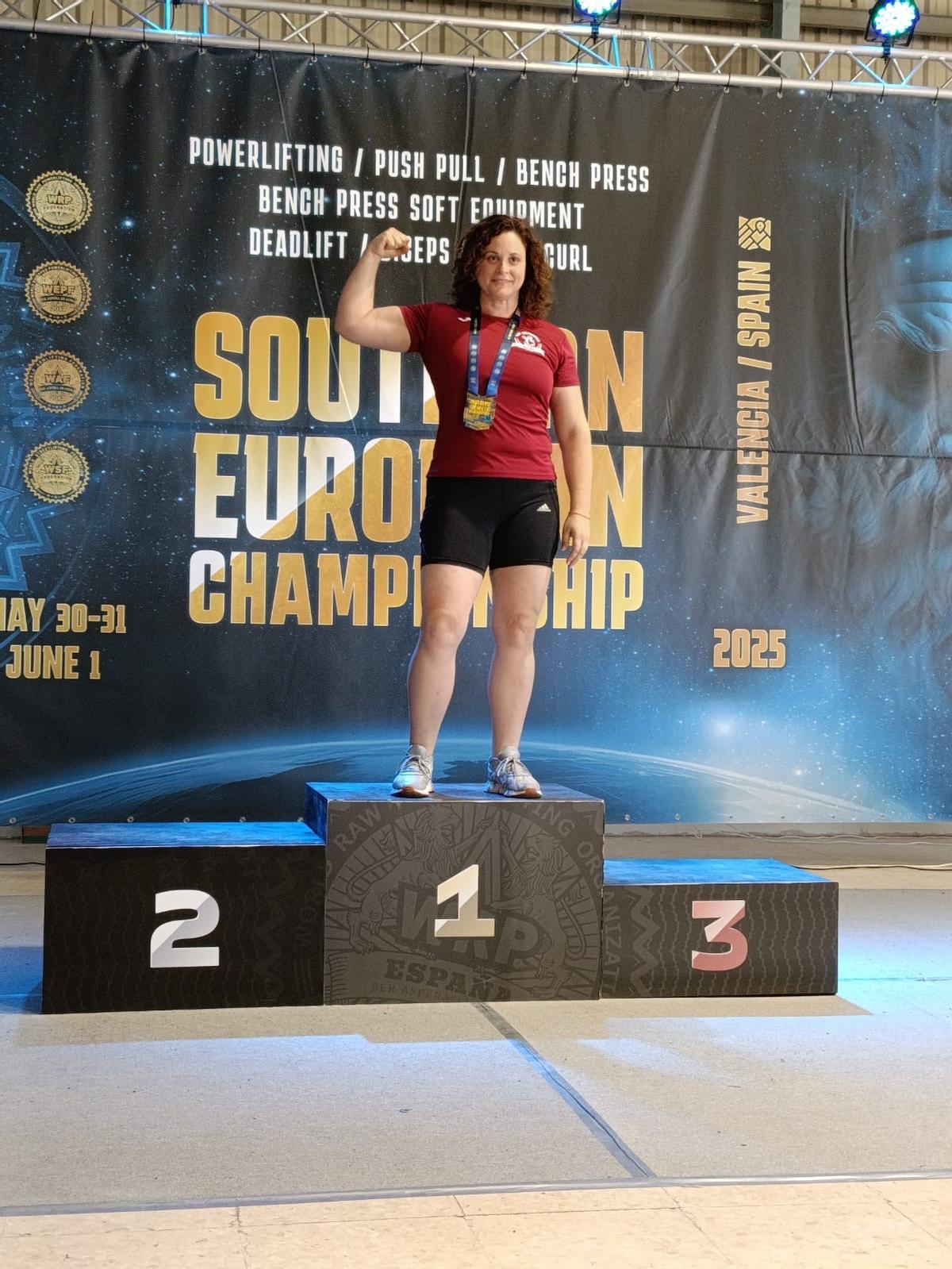 Diana Vilches del Castillo, en la categoría de máster 1 femenino 90 kg, oro en press de banca raw .