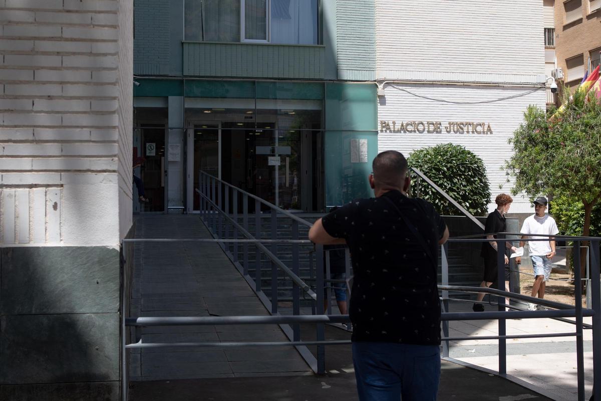 Personas en el exterior de los juzgados de Cartagena.