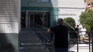 Personas en el exterior de los juzgados de Cartagena, este jueves, uno de los días de calor por excelencia.