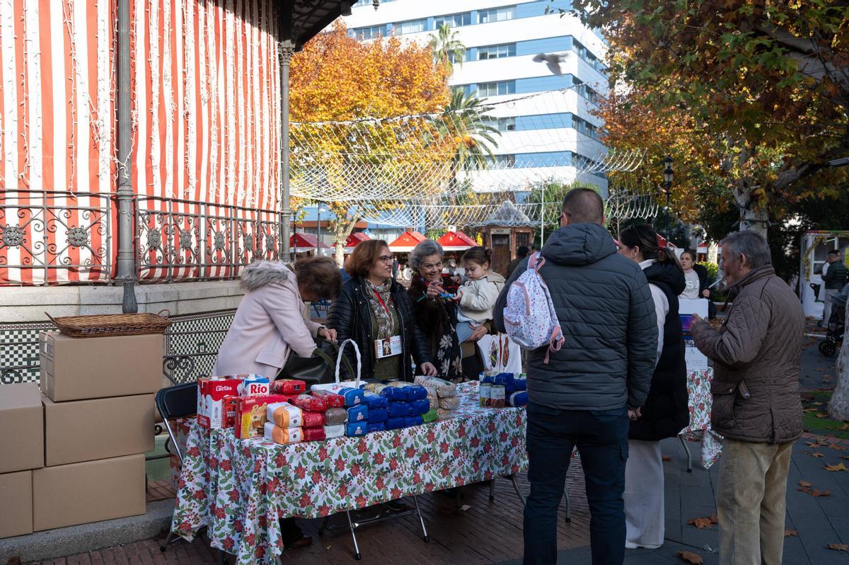 Vecinos de Badajoz colaboran donando alimentos para los más desfavorecidos.
