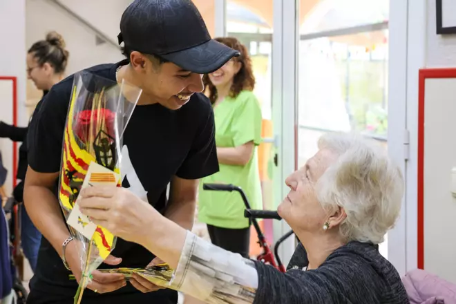 Sant Jordi també floreix a les residències de la regió