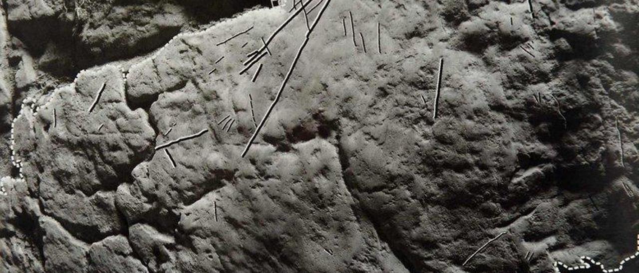 Uno de los paneles de grabados no figurativos de la cueva de Morcín.
