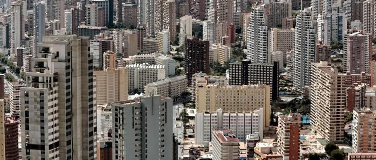 El Síndic urge a Benidorm a regularizar los hoteles que edificaron de más sin pagar