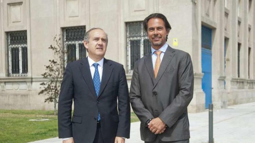 Enrique Losada y Alfredo Serrano, ayer ante la Autoridad Portuaria.