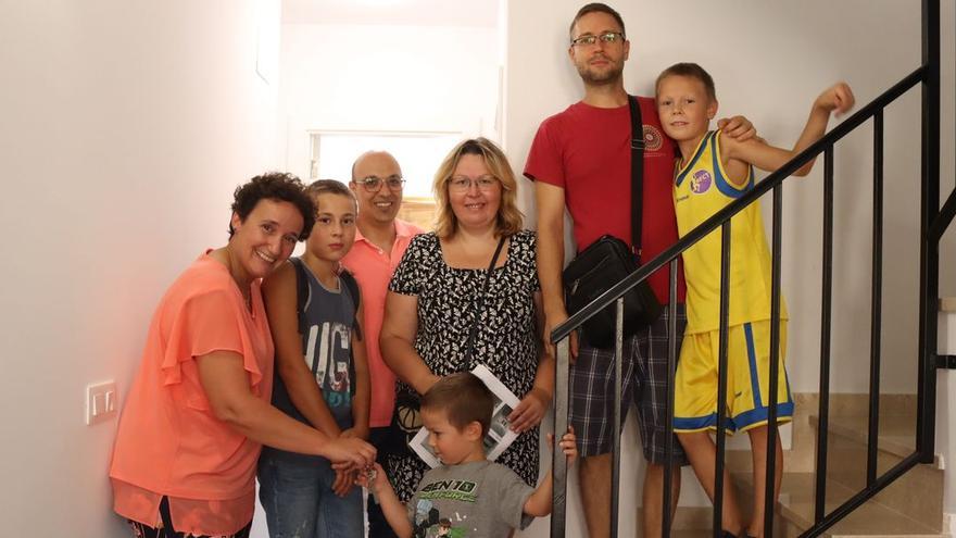 Dos familias con escasos recursos estrenan las viviendas sociales de Onda